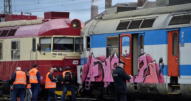 Při loňské srážce dvou vlakových souprav v Brně se zranilo 23 osob.