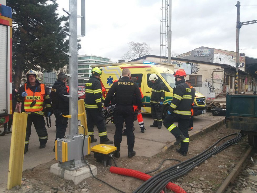 Při loňské srážce dvou vlakových souprav v Brně se zranilo 23 osob.