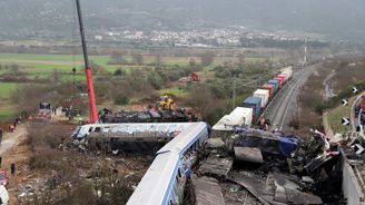 Při srážce vlaků v Řecku zemřelo 57 lidí, fatální chybu způsobil přednosta stanice v Larise