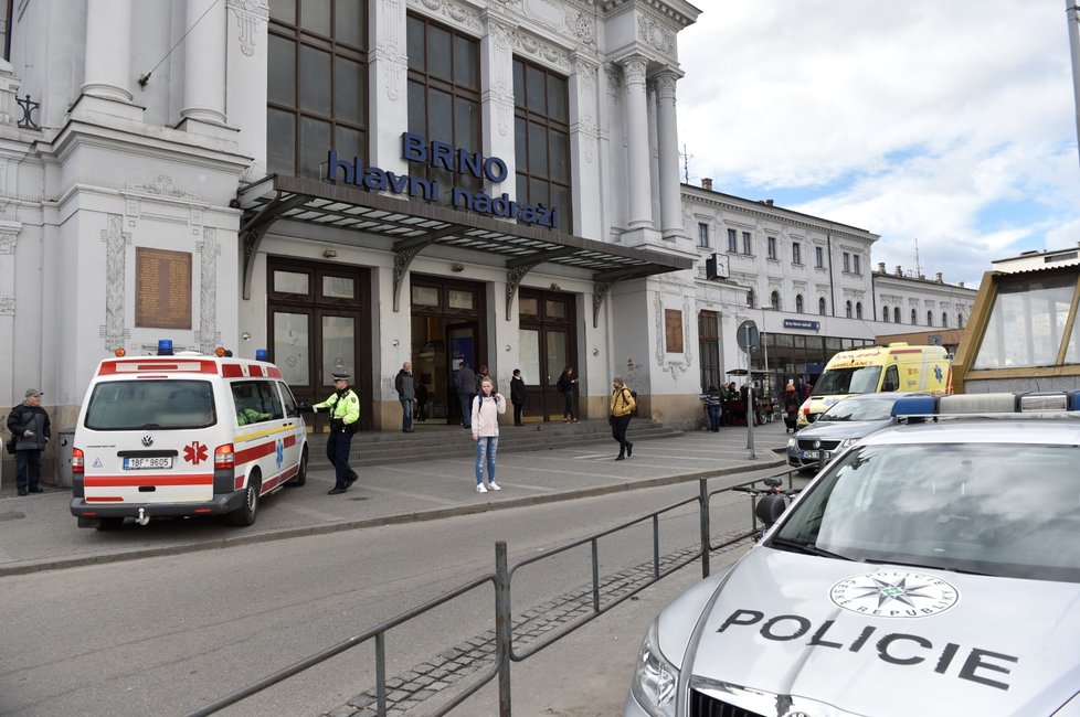 Osobní vlak z Letovic do Brna a vlak, který z Brna vyjížděl do Březové nad Svitavou, jely v úterý ráno po jedné koleji a srazily se. Zranilo se 21 lidí.
