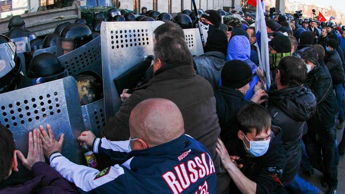 Srážky proruských demonstrantů s ukrajinskou policií v Doněcku