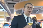 Srbský prezident Aleksandar Vučić při návštěvě vinného veletrhu v Bělehradě