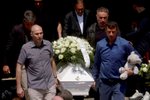 Pohřeb třináctileté Emy, kterou ve škole v Bělehradě zastřelil spolužák. (6.5.2023)