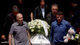 Slzy a bílé rakve: V Srbsku se loučí s dětmi, které zastřelil spolužák. Pohřbí i oběti dalšího masakru