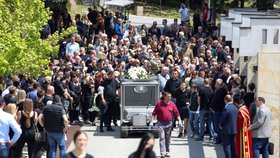 Pohřeb obětí, které ve škole v Bělehradě zastřelil spolužák. (6.5.2023)