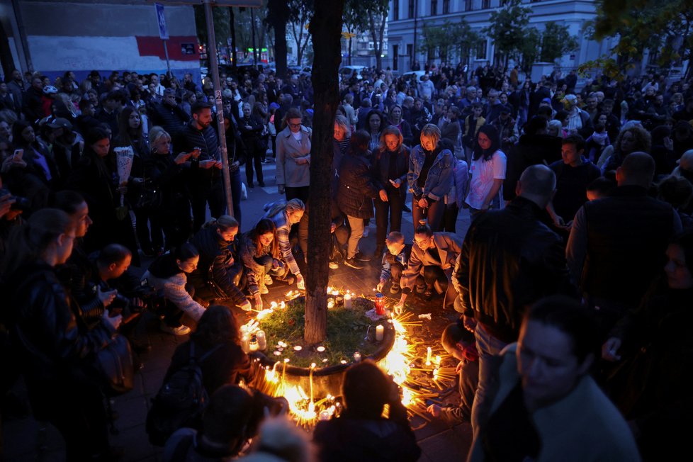 Srbsko truchlí za oběti střelby na základní škole.