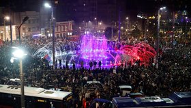 Divoké oslavy porážky vůdce: „Aleksandar je pryč,“ slaví Srbové propadák Vučiče v předčasných volbách