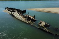 Sucho odhalilo na dně Dunaje německé válečné lodě plné výbušnin. Ohrožují nás, říkají v Srbsku