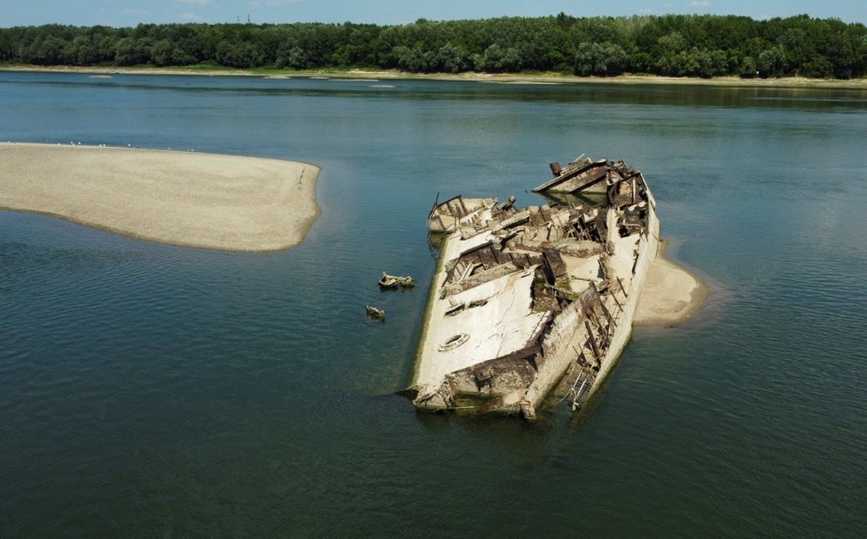 Nízká hladina Dunaje v Srbsku odkryla německé lodě potopené za války.