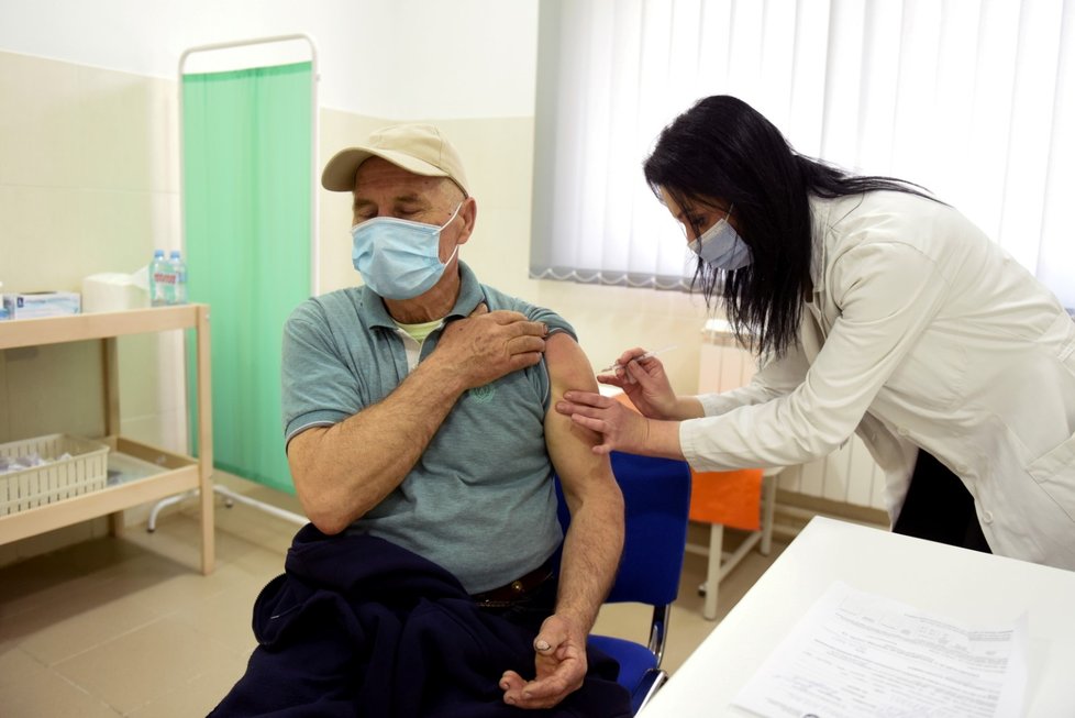 Koronavirus v Srbsku: Do země přijíždí tisíce lidí za &#34;očkovací turistikou&#34;