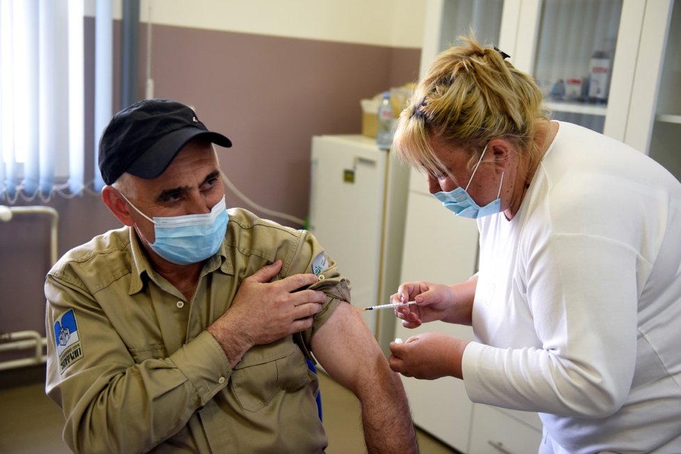 Koronavirus v Srbsku: Do země přijíždí tisíce lidí za &#34;očkovací turistikou&#34;