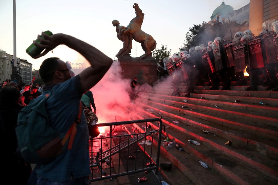 Protesty proti zákazu vycházení v Srbsku (8. 7. 2020)