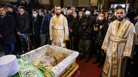 Stovky lidí se přišly rozloučit v Bělehradě s patriarchou Irinejem, který se nakazil nemocí covid-19.