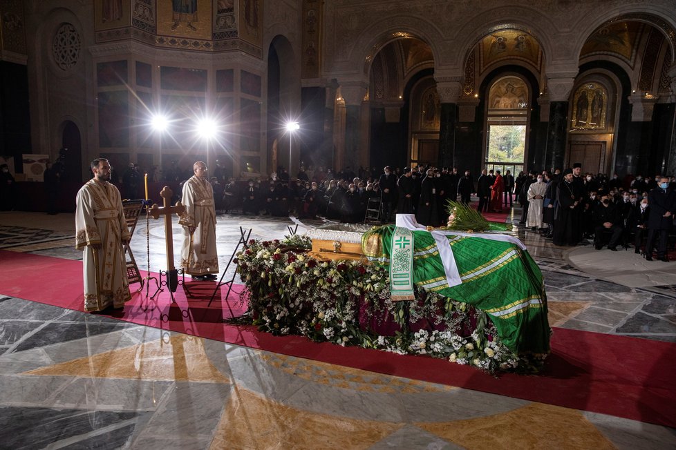 Stovky lidí se přišly rozloučit v Bělehradě s patriarchou Irinejem, který se nakazil nemocí covid-19.