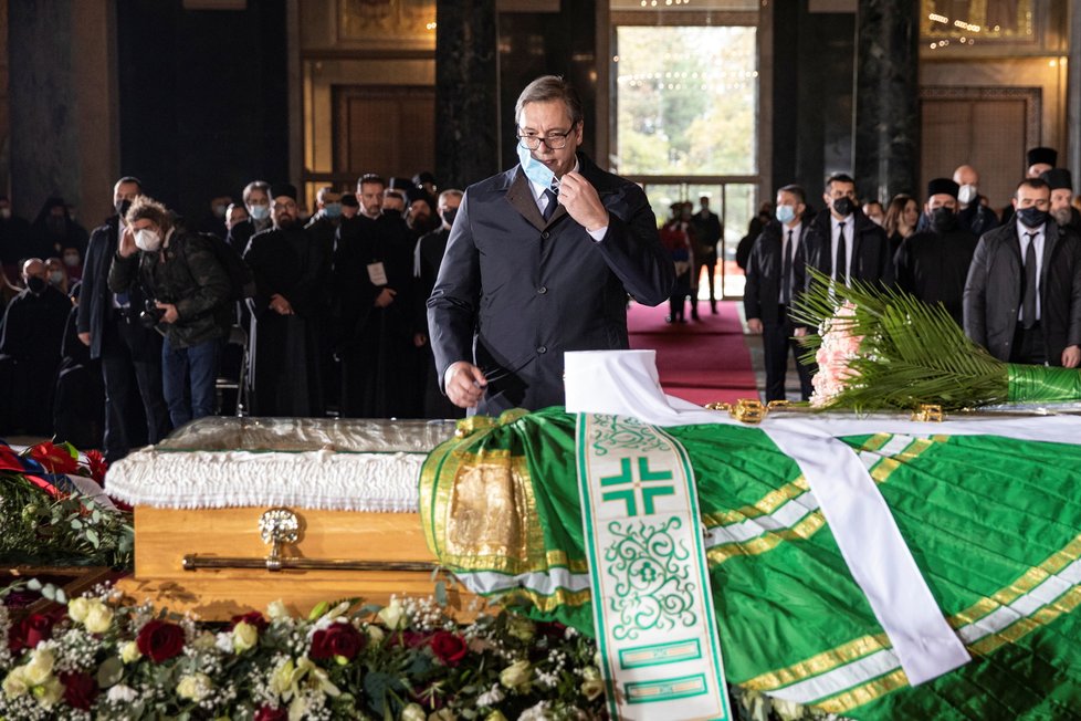 Stovky lidí se přišly rozloučit v Bělehradě s patriarchou Irinejem, přišel i prezident Vučič (22. 11. 2020).