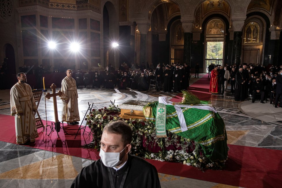 Stovky lidí se přišly rozloučit v Bělehradě s patriarchou Irinejem, který se nakazil nemocí covid-19.
