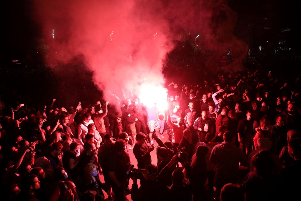 V srbské metropoli demonstrovaly v úterý tisíce lidí, kteří vyšli pozdě večer do ulic poté, co premiér Alexandar Vučić kvůli zhoršení epidemické situace ohlásil pro obyvatele Bělehradu víkendový zákaz vycházení
