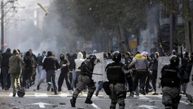 V ulicích se s policií střetlo několik set lidí. Nasazeno bylo 5000 policistů.