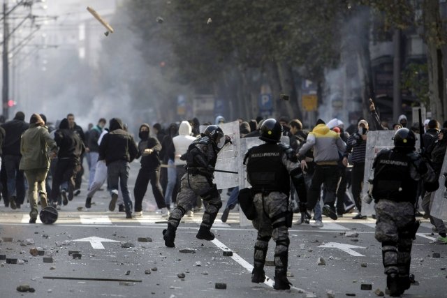 V ulicích bojovalo několik set lidí. Nasazeno bylo až 5000 policistů.