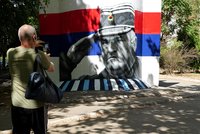Vládní speciál přivezl tělo masového vraha: Srbsko čekají obří manévry kvůli Mladičovu pohřbu