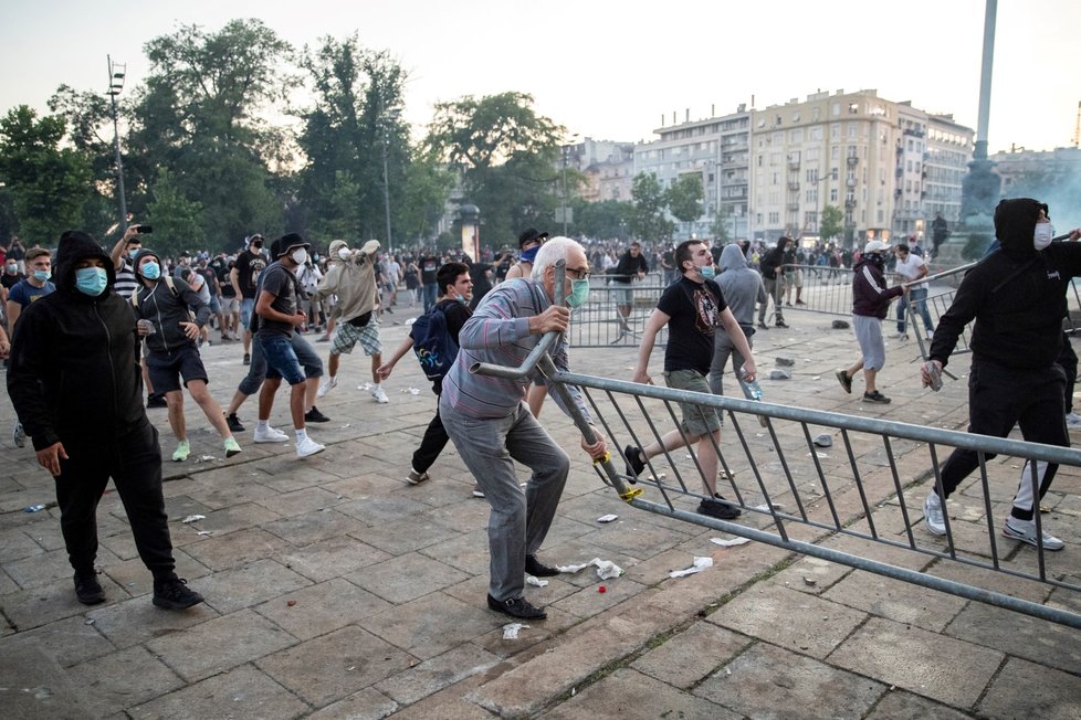 Srbové protestují proti vládě za doby koronaviru. (9.7.2020)