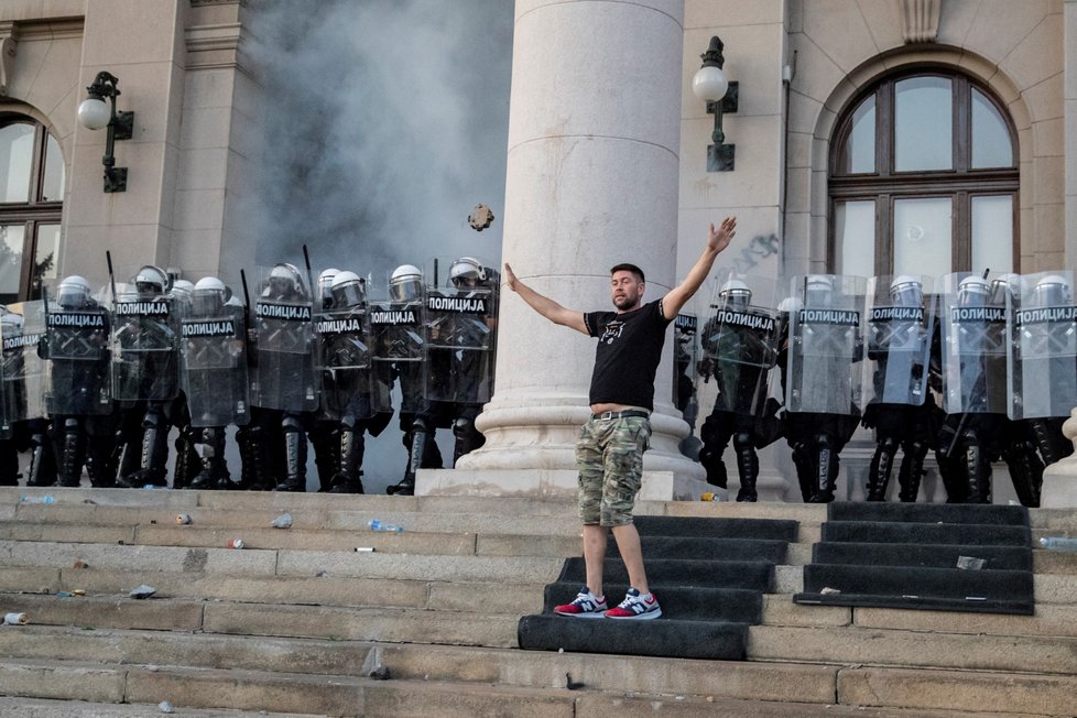Srbové protestují proti vládě za doby koronaviru. (9.7.2020)