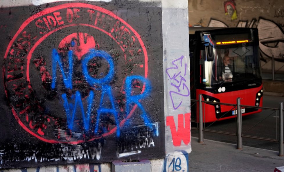 Boj srbských sprejerů: Graffiti za Wagnerovce přesprejované vzkazem &#34;Ne válce&#34; (15. 1. 2023)