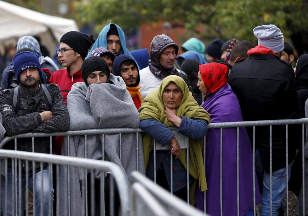 Migranti čekají na vstup do registračního tábora v Srbsku.