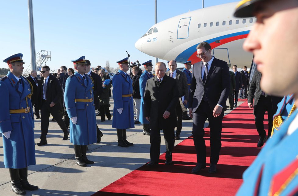 Putina na bělehradském letišti vítal srbský prezident Aleksandar Vučič, (17.01.2019).