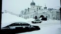 Na svátek Zjevení Páně v Rusku obvykle panuji nejkrutější mrazy. Na snímku ulice zasypaná sněhem u pravoslavného kostela svatého Varlaama z Chutyně ve Pskově.