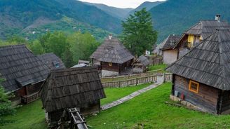 Západosrbská vesnička Mokra Gora aneb Krásy skryté v kopcích
