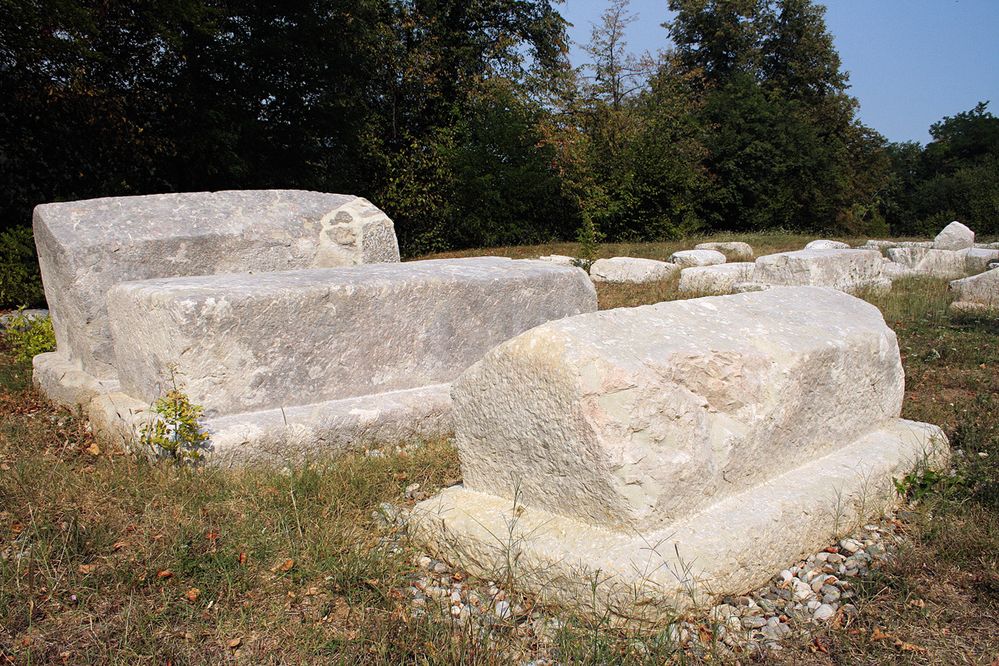 Nekropole stećků v Perućci se dle opracovaného vápence jmenuje Mramorje. A tyto náhrobní kameny bývají občas lidově označovány jako „mramory“.