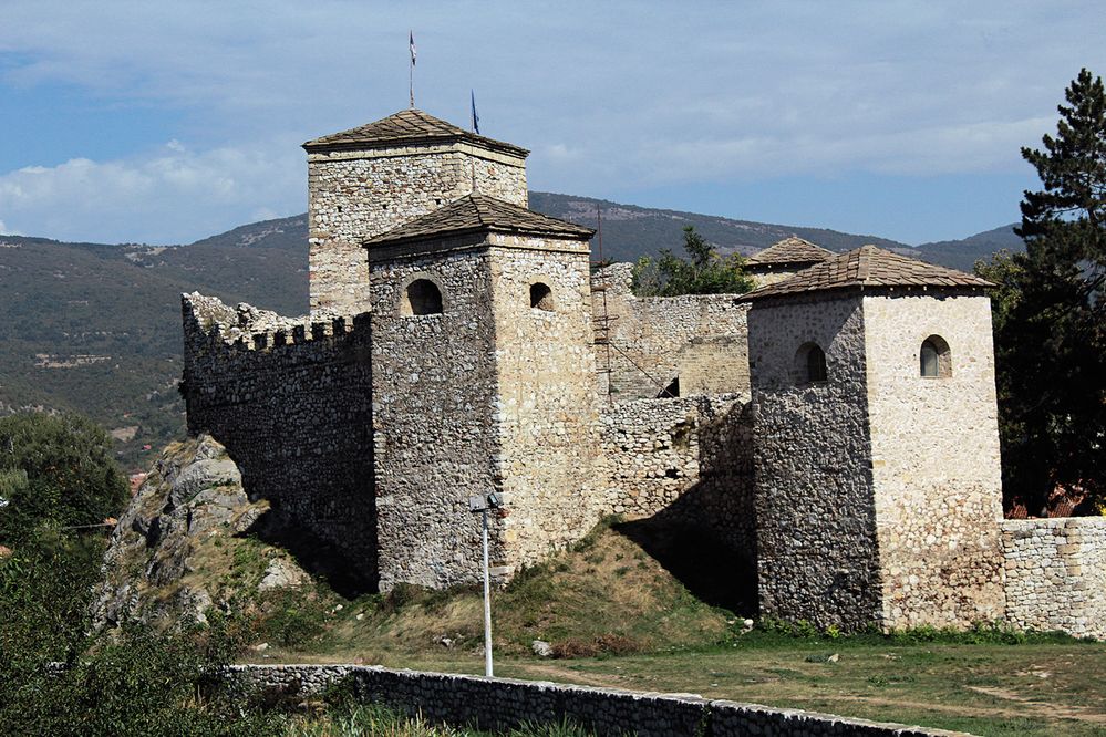 Na okraji jihosrbského Pirotu se tyčí hrad bájného zakladatele města, vojvody Momčila. Pirot je i důležitým bodem na gastromapě Srbska: vyrábí se tu delikátní tvrdý sýr Pirotski kačkavalj a hranatá peglana kobasica.