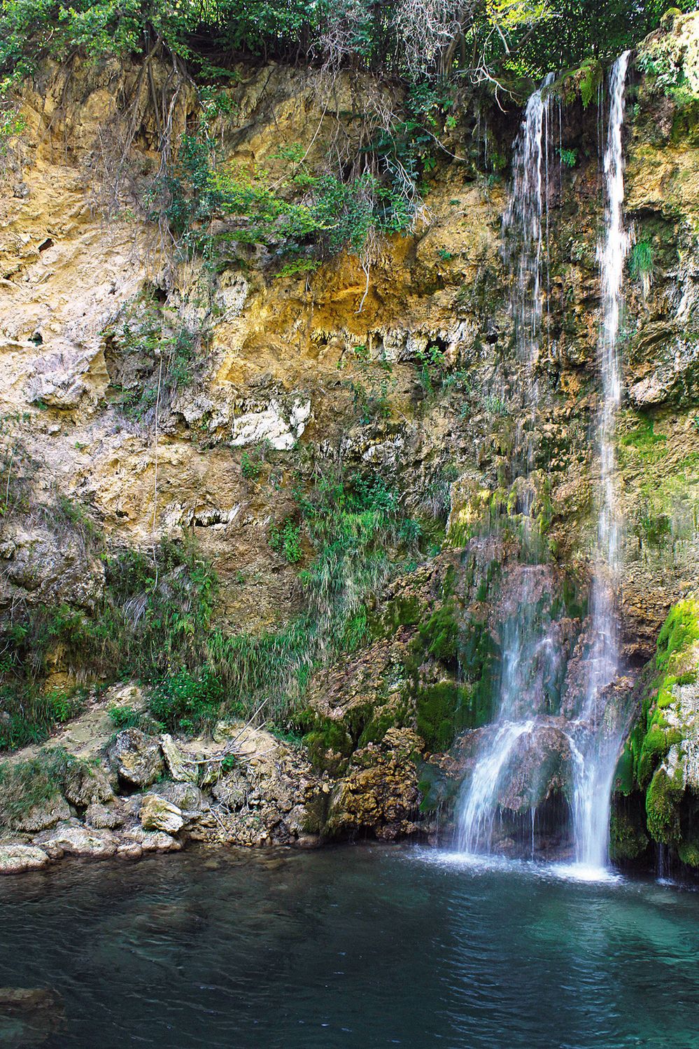 Travertinový vodopád Veliki Buk u výletiště Lisine. Nejvyšší vodopád Srbska se ale schovává na Staré planině a zdokumentován byl teprve před deseti lety.