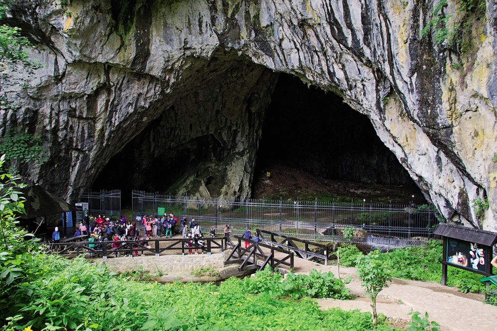 Krasové jeskyni Stopića vévodí 35 m široký a 18 m vysoký vstupní portál. Kaskády říčky Trnava jsou nádherně nasvíceny.