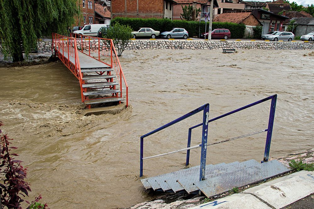 Rozvodněná říčka Raška ve městě Novi Pazar