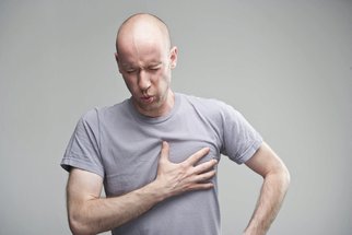 Osm příčin bolesti na hrudi, které nemusí být infarkt