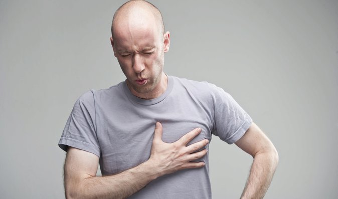 Osm příčin bolesti na hrudi, které nemusí být infarkt