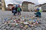 Na Zelném trhu v Brně v těchto dnech postupně vzniká velké srdce z kamínků. Pomalované kamínky do připraveného obrysu srdce na dlažbě vkládají hlavně rodiny s dětmi. Jde o symbolické poděkování všem zdravotníkům a dalším lidem, kteří pomáhají v boji s pandemií.