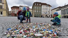 Na Zelném trhu v Brně v těchto dnech postupně vzniká velké srdce z kamínků. Pomalované kamínky do připraveného obrysu srdce na dlažbě vkládají hlavně rodiny s dětmi. Jde o symbolické poděkování všem zdravotníkům a dalším lidem, kteří pomáhají v boji s pandemií.