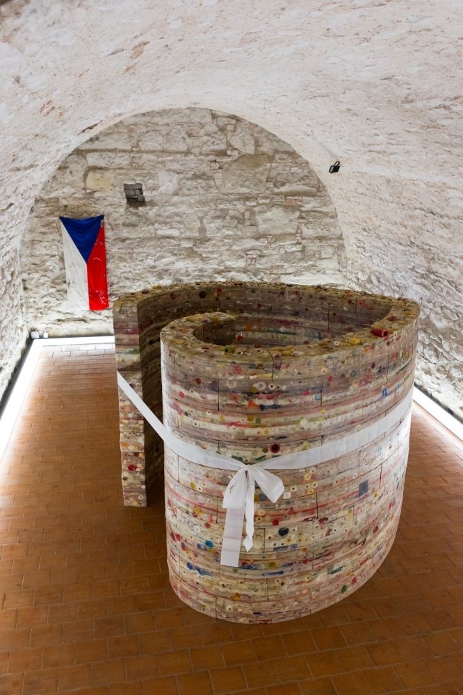 Takto vypadá dvoumetrový »originál« Srdce pro Václava Havla. Je uložený ve sklepení zámku Litomyšl.