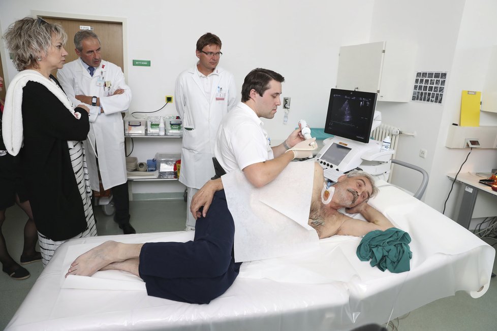 Pan Kohout s doc. MUDr. Melenovským na pravidelném ultrazvukovém vyšetření srdce, které ukazuje, jak fungují srdeční chlopně a zda nejsou přítomny krevní sraženiny.