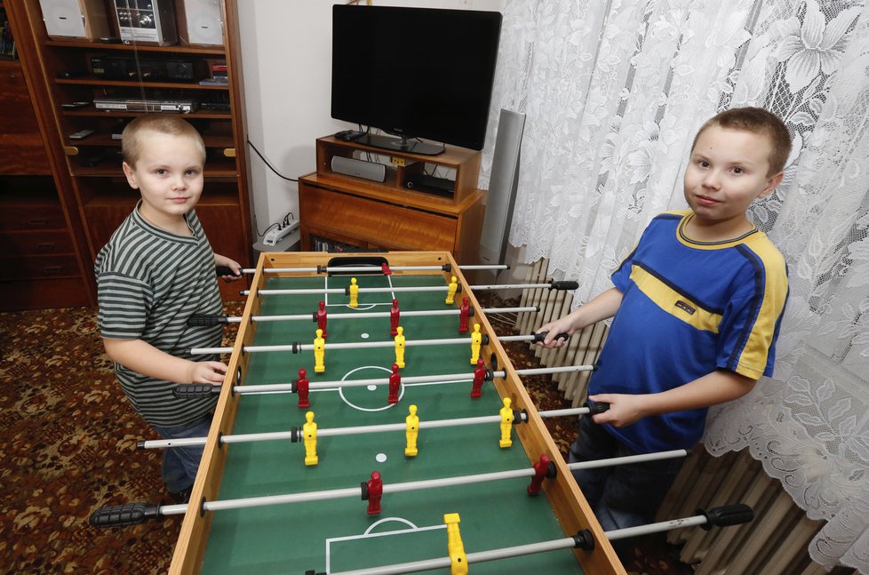 Oba chlapci navštěvují základní školu, a ačkoliv by se spolužáky rádi hráli fotbal nebo jeli na výlet, nemohou.