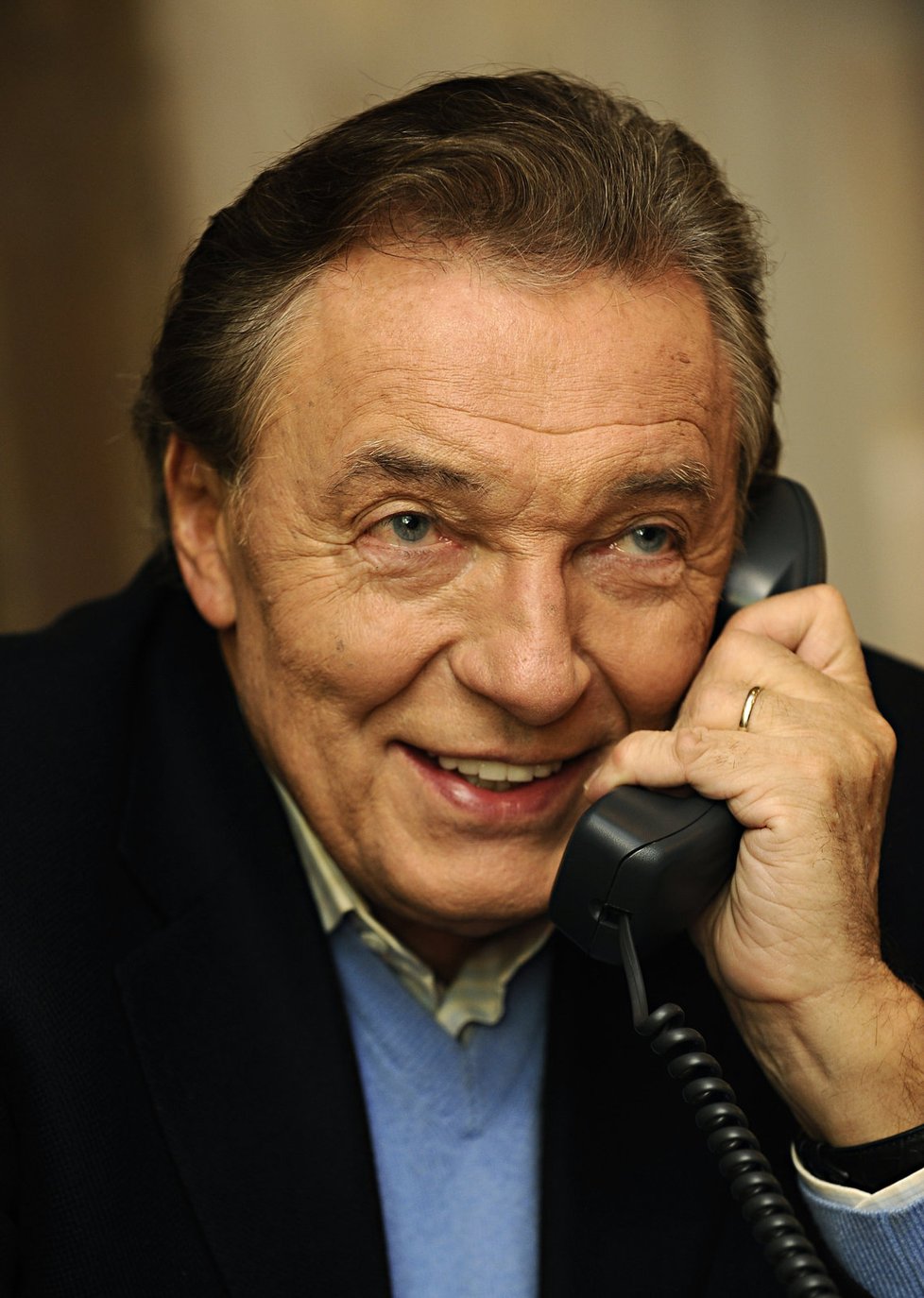 Karel Gott se do projektu zapojil ve všech směrech. Zpíval, zvedal telefony a byl jedním z partneru