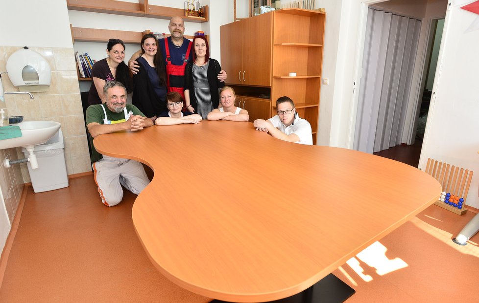 Stůl na míru pro klienty ALKY připravili učni ze Středního odborného učiliště Ohradní.