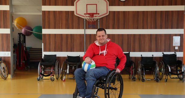 Ředitel organizace  David Lukeš je  na invalidním  vozíku 20 let.