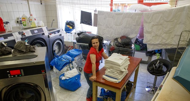 V Duhové prádelně si  mohou zaměstnanci vydělat nějakou tu  korunu k invalidnímu důchodu.