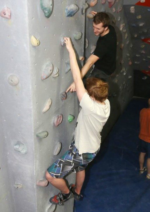 Petr s Vojtou chodí na lezeckou stěnu na Smíchově.