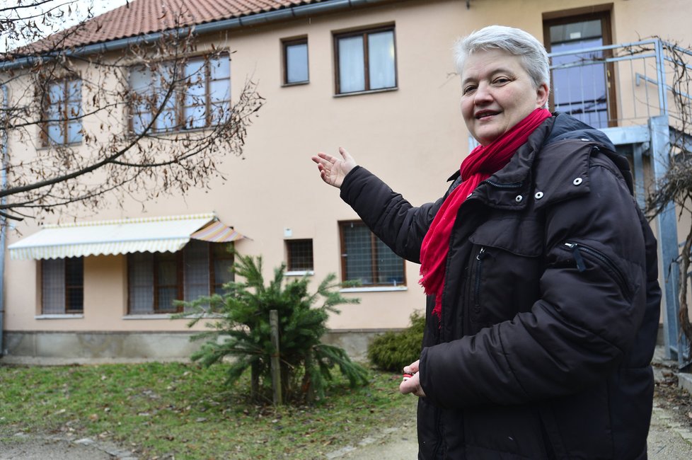 Zakladatelka organizace Na počátku Eva Vondráková u azylového domu, který je na utajeném místě, aby byly ženy v bezpečí.