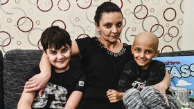 Paní Vantrubová a její mladší synové Tomáš (10) a Dušan (8, vpravo), který podstupuje chemoterapie.
